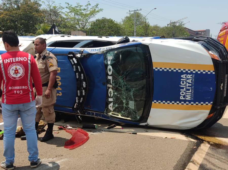 Viatura da Polícia Militar tomba após policial tentar desviar de carro na avenida LO-05, em Palmas