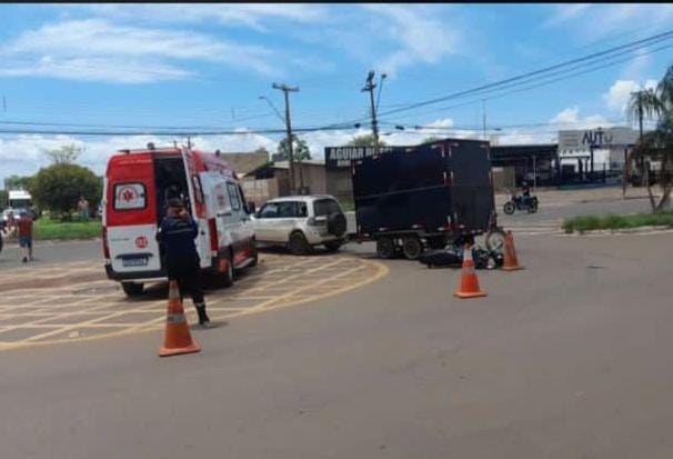 Homem fica ferido após bater moto em um trailer na arse 75, em Palmas; autoridades buscam a identificação da motociclista