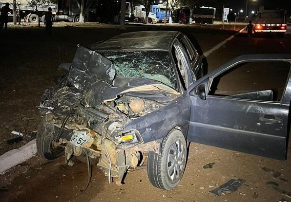 Dois homens morrem após acidente entre carro e caminhão, em Porto Nacional