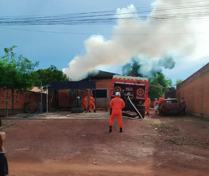 Mulher incendeia a própria casa no Aureny III, em Palmas; ela teria descoberto uma traição do marido