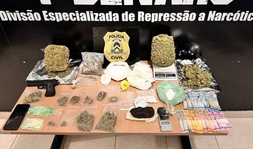 Após denuncia, drogas, simulacro de arma e dinheiro são apreendidos pela PC na ARSO 42, de Palmas