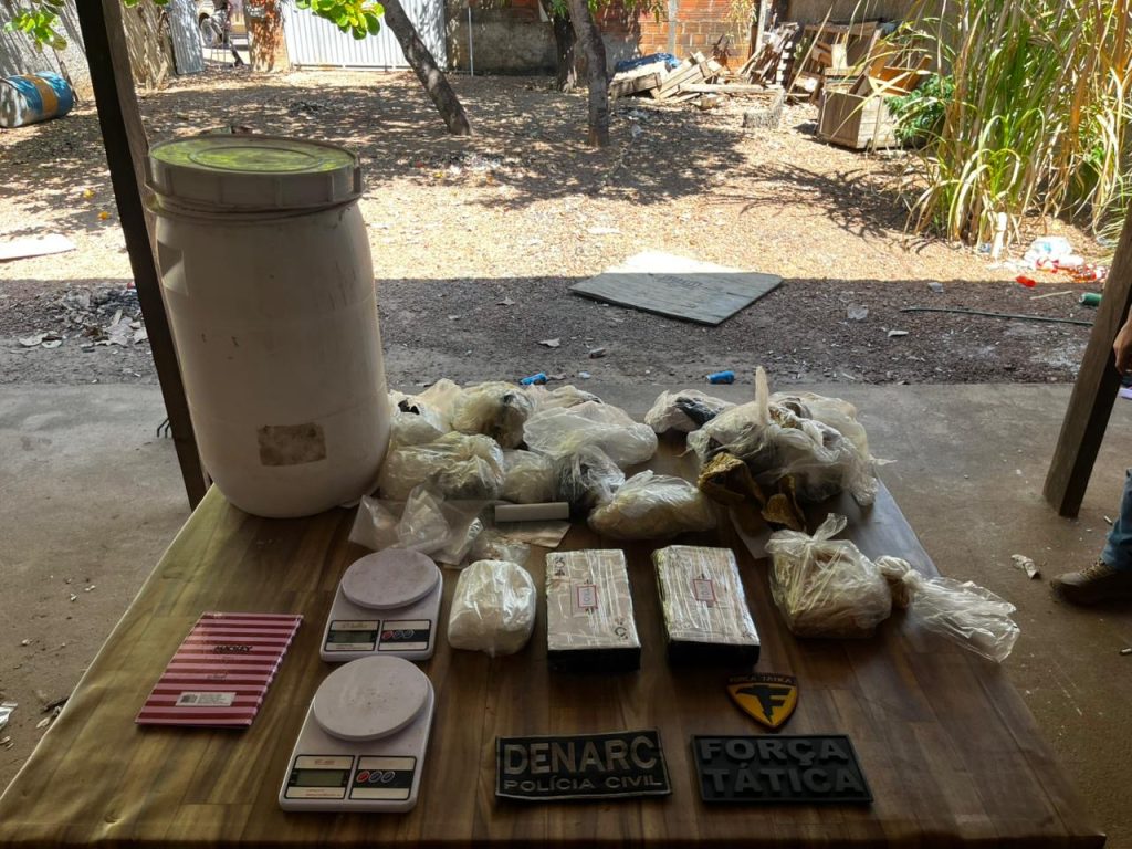 PC encontra casa-bunker com drogas e prende dois suspeitos ligados a facção criminosa na região sul de Palmas