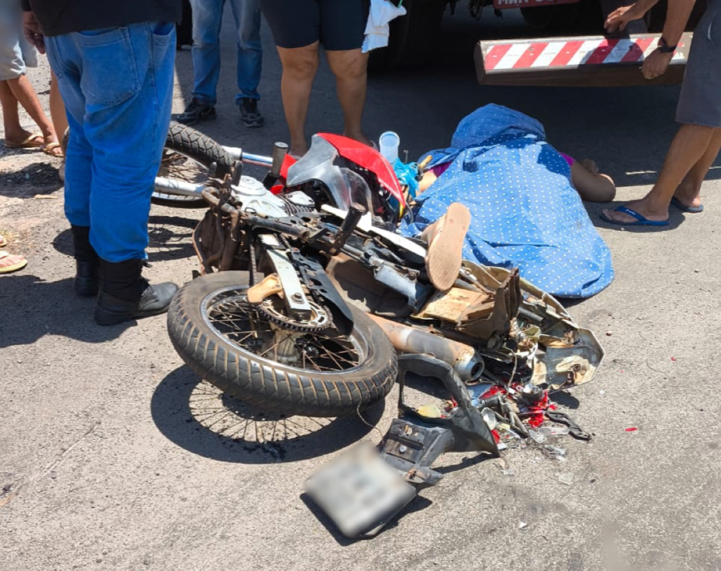 Mulher morre após batida entre moto e caminhão na região norte de Palmas