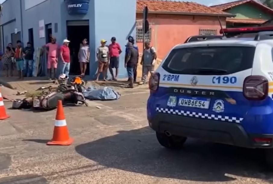 Mulher avança preferencial e morre em batida de motos em Araguaína; mototaxista fica ferido