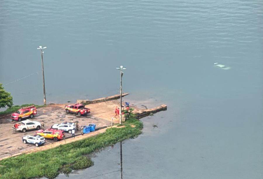 Carro avança sobre píer, afunda no lago e homem morre na Praia da Graciosa, em Palmas