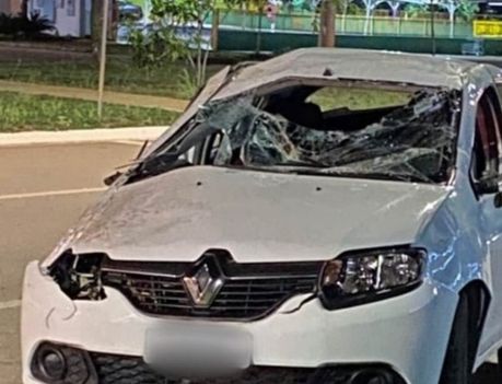 Jovem morre após ser arremessado para fora do carro durante capotamento na Avenida LO-11, em Palmas